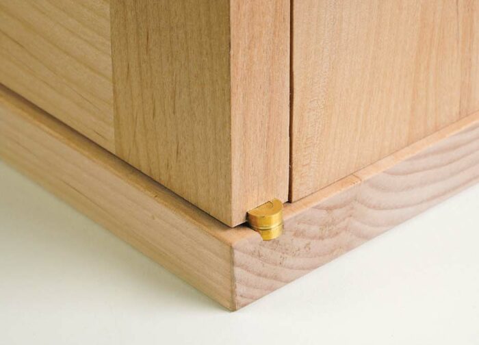 Kinfe hinges in cabinet